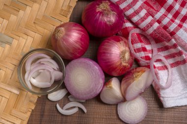 ahşap zemin üzerine soğan