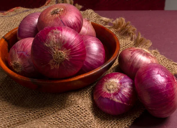Red Onion Sackcloth Close View — Stock Photo, Image