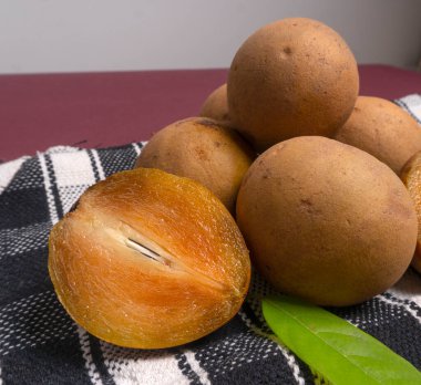 Sapodilla meyvesi (Manilkara zapota) ve sapota, chikoo, chico, naseberry veya nispero gibi diğer isimler. Sapodilla tropikal bir meyve, yemyeşil ve tatlı bir meyvedir..