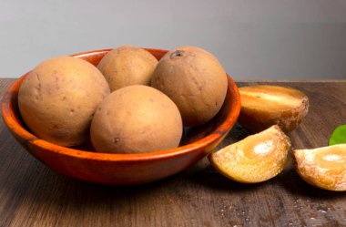 Sapodilla meyvesi (Manilkara zapota) ve sapota, chikoo, chico, naseberry veya nispero gibi diğer isimler. Sapodilla tropikal bir meyve, yemyeşil ve tatlı bir meyvedir..