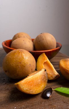 Sapodilla meyvesi (Manilkara zapota) ve sapota, chikoo, chico, naseberry veya nispero gibi diğer isimler. Sapodilla tropikal bir meyve, yemyeşil ve tatlı bir meyvedir..