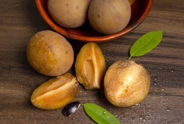 Sapodilla meyvesi (Manilkara zapota) ve sapota, chikoo, chico, naseberry veya nispero gibi diğer isimler. Sapodilla tropikal bir meyve, yemyeşil ve tatlı bir meyvedir..