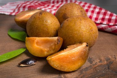 Sapodilla meyvesi (Manilkara zapota) ve sapota, chikoo, chico, naseberry veya nispero gibi diğer isimler. Sapodilla tropikal bir meyve, yemyeşil ve tatlı bir meyvedir..