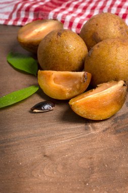 Sapodilla meyvesi (Manilkara zapota) ve sapota, chikoo, chico, naseberry veya nispero gibi diğer isimler. Sapodilla tropikal bir meyve, yemyeşil ve tatlı bir meyvedir..