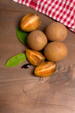 Sapodilla meyvesi (Manilkara zapota) ve sapota, chikoo, chico, naseberry veya nispero gibi diğer isimler. Sapodilla tropikal bir meyve, yemyeşil ve tatlı bir meyvedir..