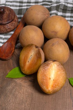 Sapodilla meyvesi (Manilkara zapota) ve sapota, chikoo, chico, naseberry veya nispero gibi diğer isimler. Sapodilla tropikal bir meyve, yemyeşil ve tatlı bir meyvedir..