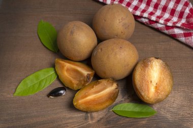 Sapodilla meyvesi (Manilkara zapota) ve sapota, chikoo, chico, naseberry veya nispero gibi diğer isimler. Sapodilla tropikal bir meyve, yemyeşil ve tatlı bir meyvedir..