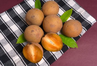 Sapodilla meyvesi (Manilkara zapota) ve sapota, chikoo, chico, naseberry veya nispero gibi diğer isimler. Sapodilla tropikal bir meyve, yemyeşil ve tatlı bir meyvedir..