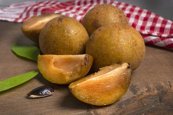 Sapodilla meyvesi (Manilkara zapota) ve sapota, chikoo, chico, naseberry veya nispero gibi diğer isimler. Sapodilla tropikal bir meyve, yemyeşil ve tatlı bir meyvedir..