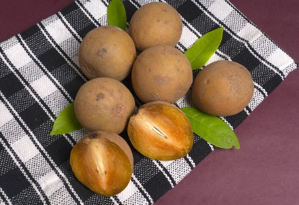 Sapodilla meyvesi (Manilkara zapota) ve sapota, chikoo, chico, naseberry veya nispero gibi diğer isimler. Sapodilla tropikal bir meyve, yemyeşil ve tatlı bir meyvedir..