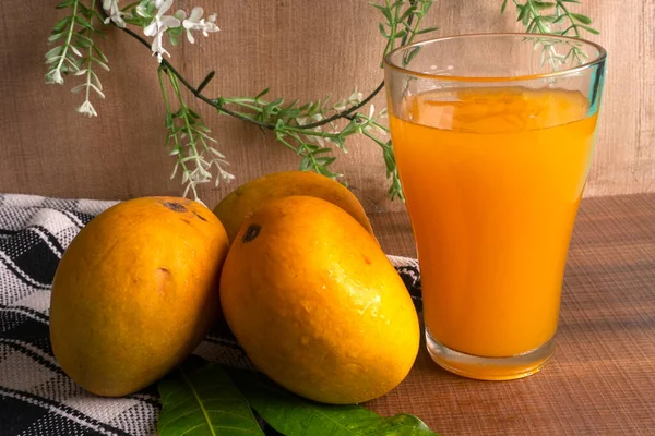 Fruta Madura Mango Amarillo Con Vaso Jugo Sobre Fondo Madera —  Fotos de Stock