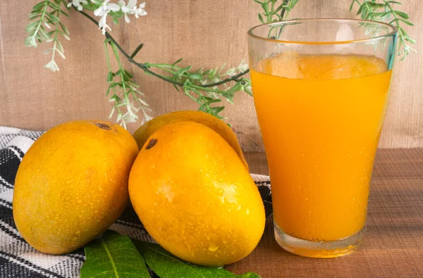 Mogen Gul Mango Frukt Med Glas Juice Trä Bakgrund — Stockfoto