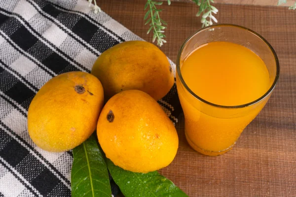 Mogen Gul Mango Frukt Med Glas Juice Trä Bakgrund — Stockfoto