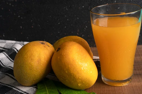 Rijp Geel Mangofruit Met Glas Sap Van Dichtbij Bekeken — Stockfoto