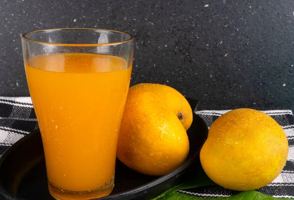Frutta Gialla Matura Mango Con Bicchiere Succo Vista Vicino — Foto Stock
