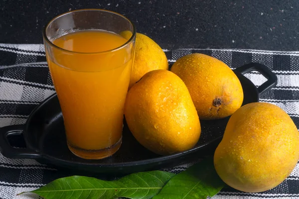 Rijp Geel Mangofruit Met Glas Sap Van Dichtbij Bekeken — Stockfoto