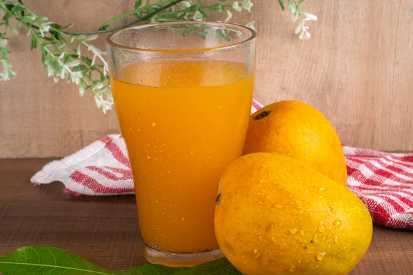 Rijp Geel Mangofruit Met Glas Sap Houten Ondergrond — Stockfoto