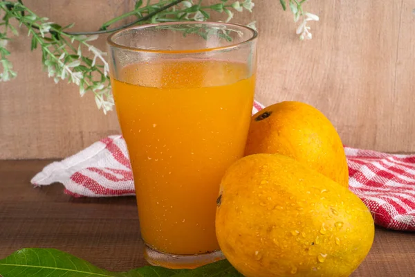 Tahta Arka Planda Meyve Suyu Dolu Olgun Sarı Mango Meyvesi — Stok fotoğraf