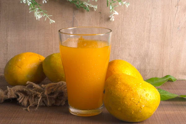 Ripe Yellow Mango Fruit Glass Juice Wooden Background — Stock Photo, Image