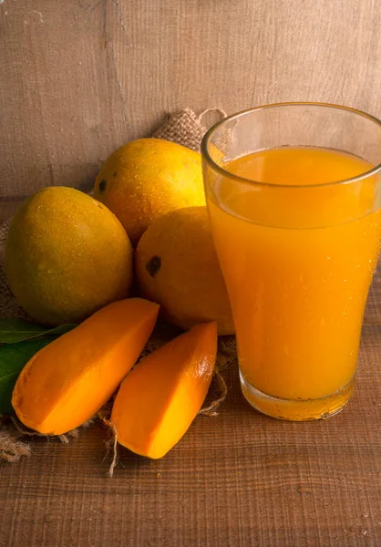 Ώριμα Κίτρινα Φρούτα Μάνγκο Ένα Ποτήρι Χυμό Ξύλινο Φόντο — Φωτογραφία Αρχείου