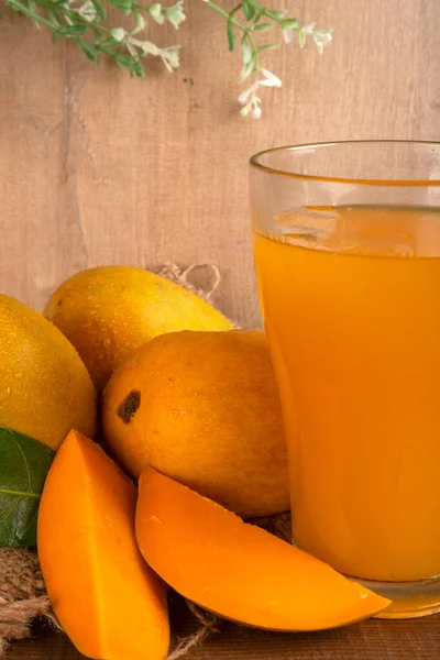 Rijp Geel Mangofruit Met Glas Sap Houten Ondergrond — Stockfoto