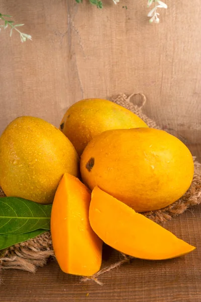 Ώριμα Κίτρινα Φρούτα Μάνγκο Ξύλινο Φόντο Εικόνα Αρχείου