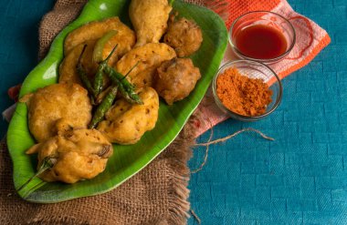 Kızarmış soğan pakora veya Pyaj Pakoda Kıtır Kanda Bhajji olarak da bilinir.