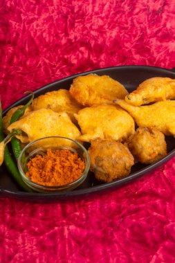 Kızarmış soğan pakora veya Pyaj Pakoda Kıtır Kanda Bhajji olarak da bilinir.