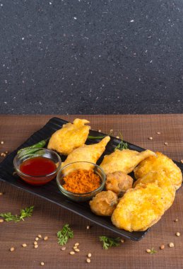 Soslu kızarmış tavuk, baharat ve yeşil biber.