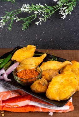 Kızarmış soğan pakora veya Pyaj Pakoda Kıtır Kanda Bhajji olarak da bilinir.