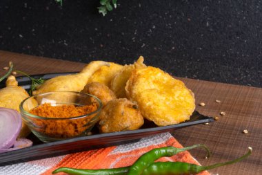 Kızarmış soğan pakora veya Pyaj Pakoda Kıtır Kanda Bhajji olarak da bilinir.