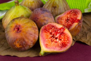 Mor arka planda taze incir