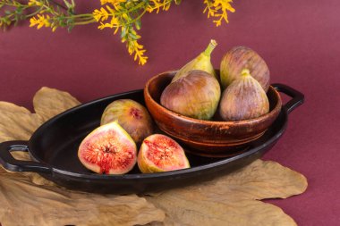 Mor arka planda taze incir