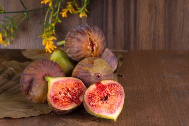 Tahta arka planda taze incir