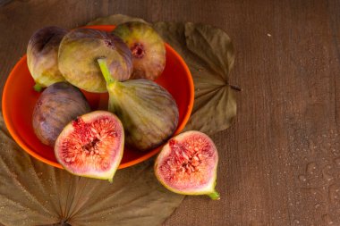 Tahta arka planda taze incir