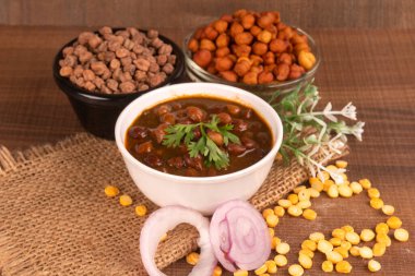 Masada bir kase nohut çorbası ve çiğ fasulye var.