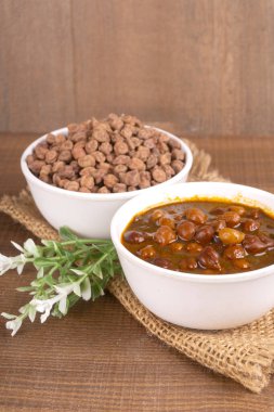 Masada bir kase nohut çorbası ve çiğ fasulye var.