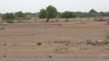 Nakliye sırasında boş çöl ile açık hava manzarası