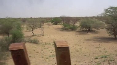 Nakliye sırasında boş çöl ile açık hava manzarası