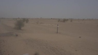 Nakliye sırasında boş çöl ile açık hava manzarası