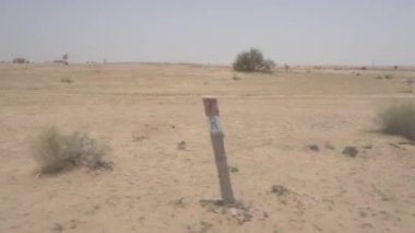 Nakliye sırasında boş çöl ile açık hava manzarası