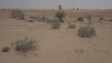 Nakliye sırasında boş çöl ile açık hava manzarası