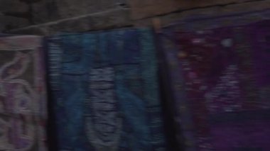 Hindistan 'ın antik sokaklarının canlılığını tecrübe edin, Hindu erkek ve kadın miraslarını keşfedin.