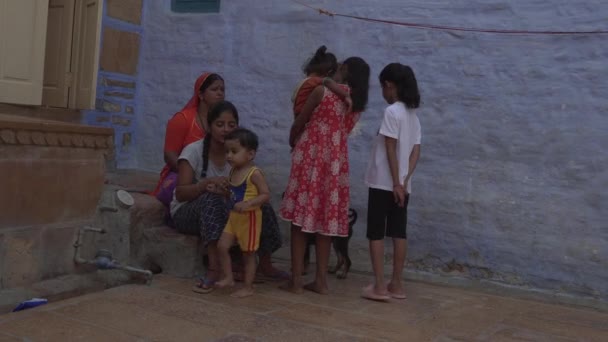 Jonge Indiaanse Vrouwen Met Kinderen Buiten — Stockvideo