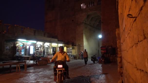 Vista Nocturna Ciudad Con Hombre Caballo Scooter — Vídeo de stock