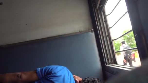 列車で旅行中のインド人の男の睡眠 — ストック動画
