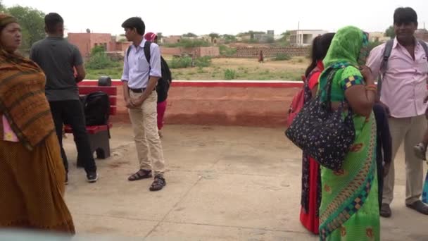 Ινδιάνοι Που Περπατούν Στην Πόλη — Αρχείο Βίντεο