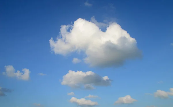 美丽的蓝天 有云彩 自然背景 — 图库照片