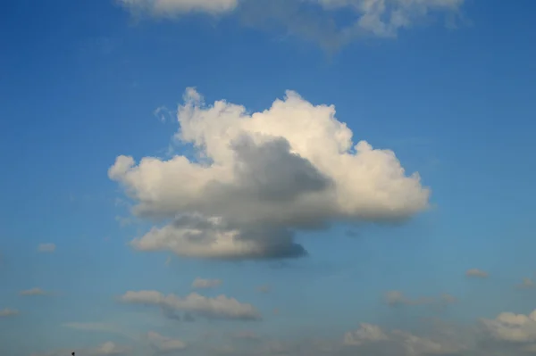 Langit Biru Yang Indah Dengan Awan Latar Belakang Alam — Stok Foto