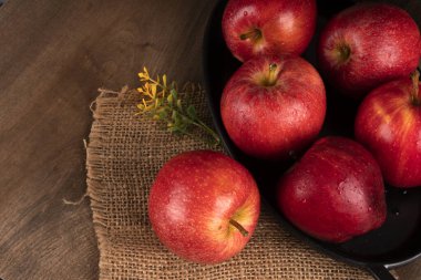 Tahta arka planda kırmızı elmalar